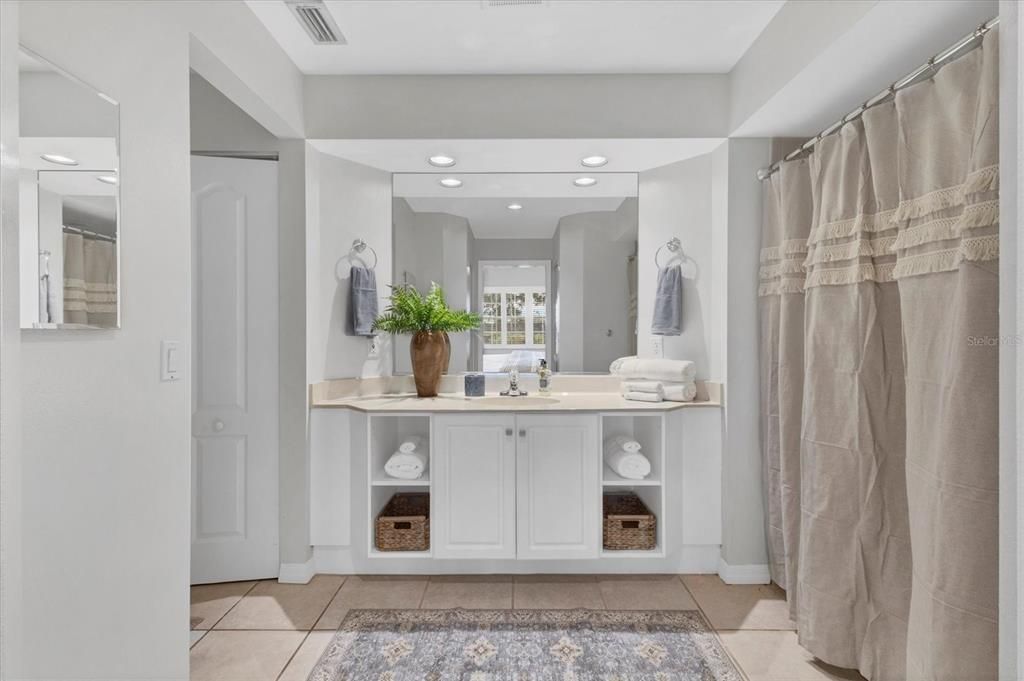 В аренду: $3,500 (2 спален, 2 ванн, 1215 Квадратных фут)