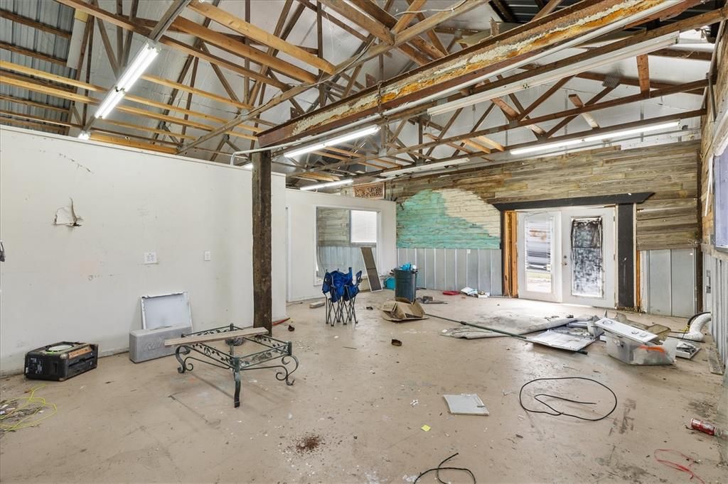 待售: $2,900,000 (7.47 acres)