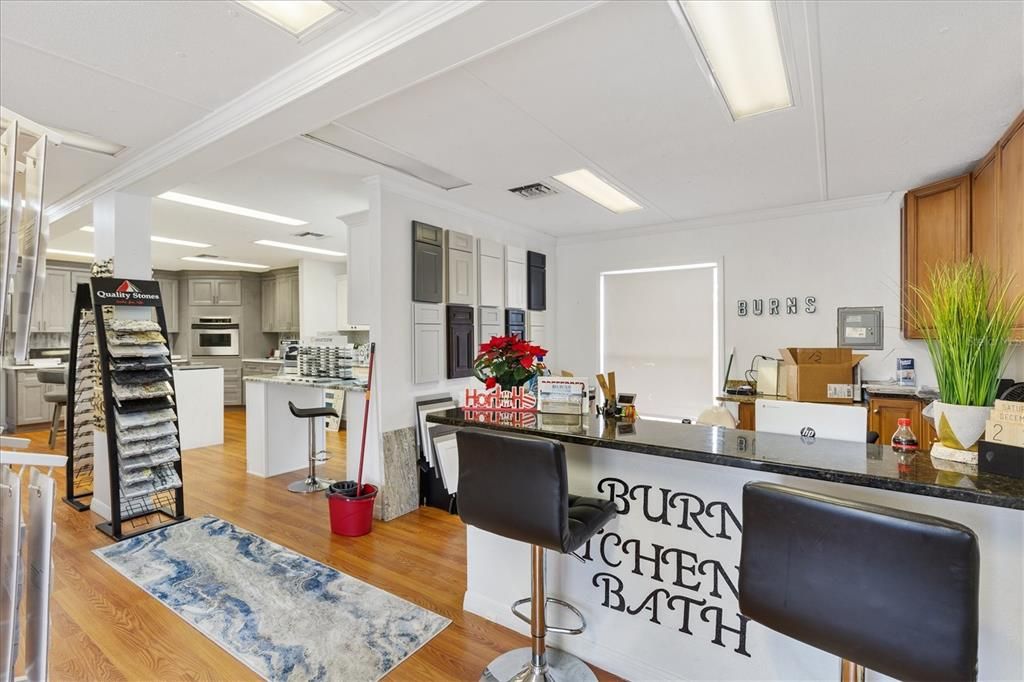 待售: $2,900,000 (7.47 acres)