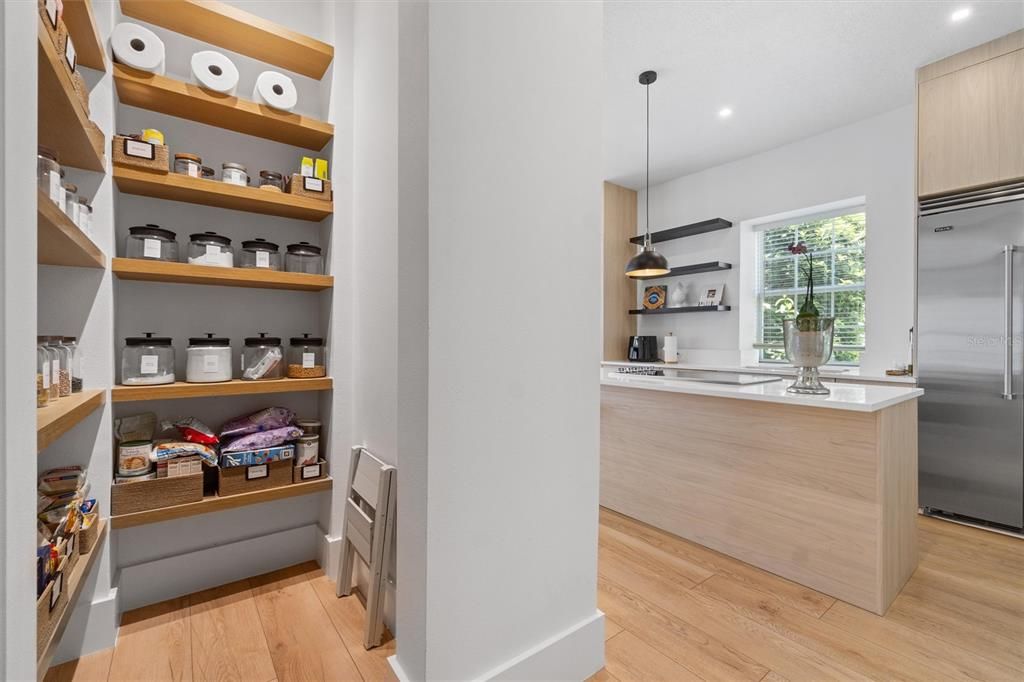 For Sale: $1,949,000 (6 beds, 5 baths, 4137 Square Feet)