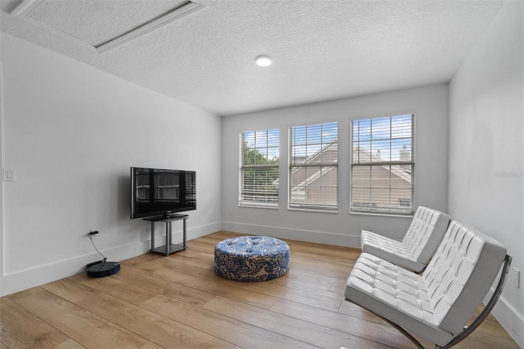 For Sale: $1,949,000 (6 beds, 5 baths, 4137 Square Feet)