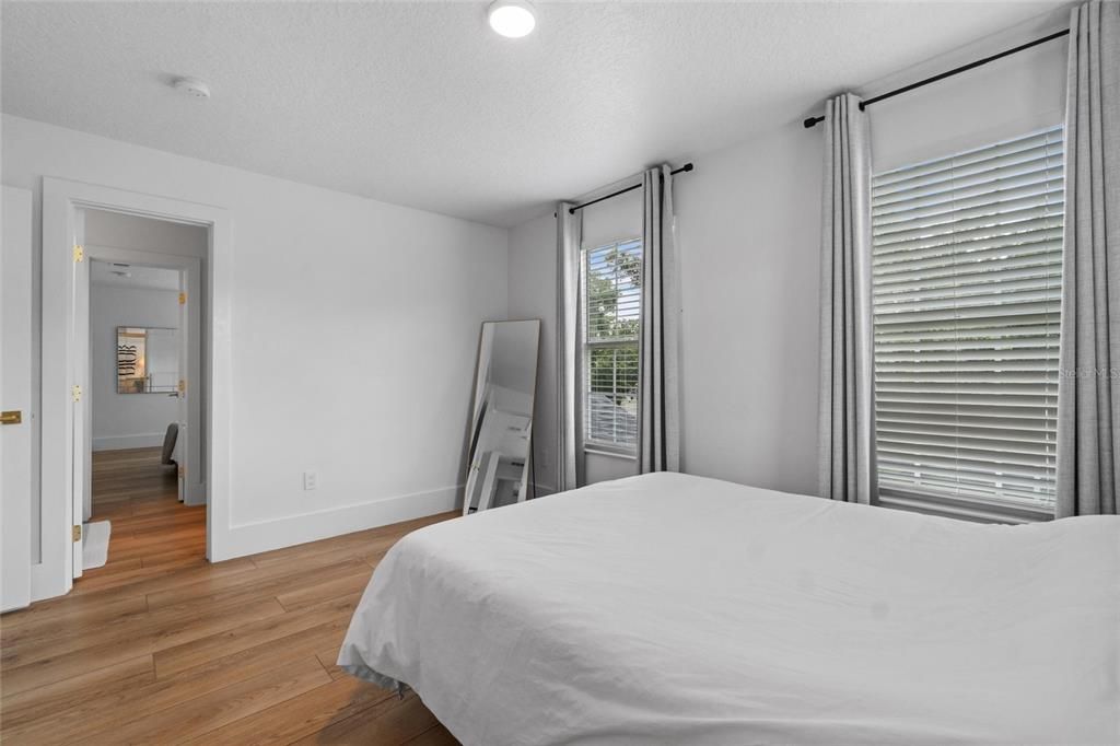 For Sale: $1,949,000 (6 beds, 5 baths, 4137 Square Feet)