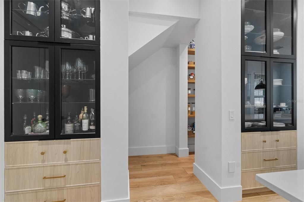 For Sale: $1,949,000 (6 beds, 5 baths, 4137 Square Feet)