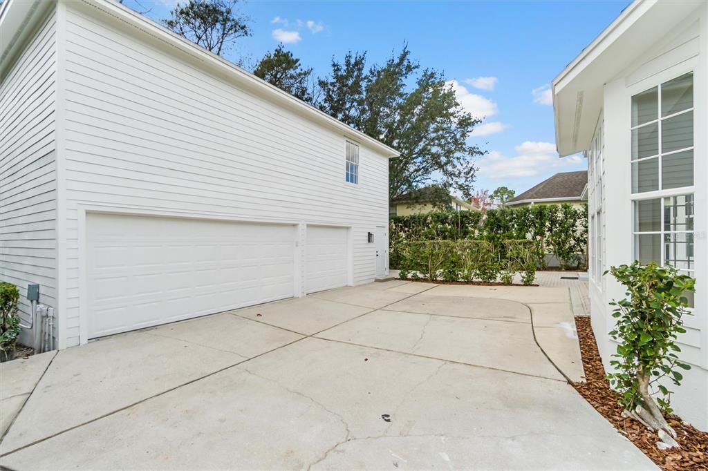 For Sale: $1,949,000 (6 beds, 5 baths, 4137 Square Feet)