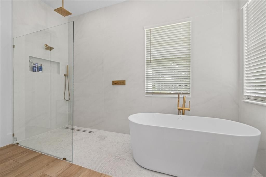 For Sale: $1,949,000 (6 beds, 5 baths, 4137 Square Feet)