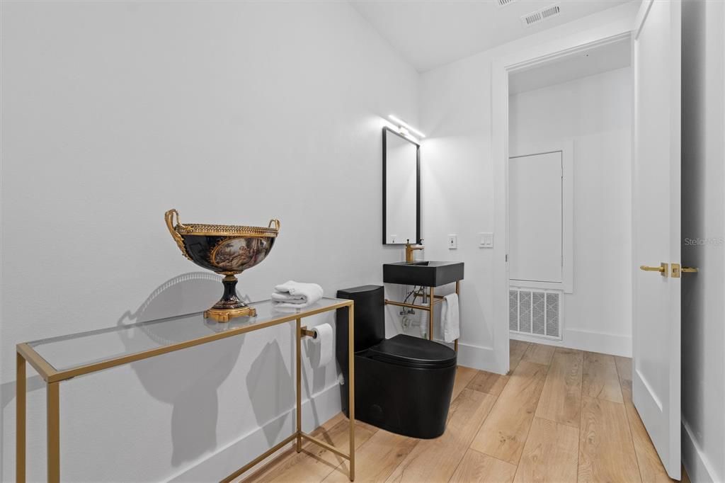 For Sale: $1,949,000 (6 beds, 5 baths, 4137 Square Feet)