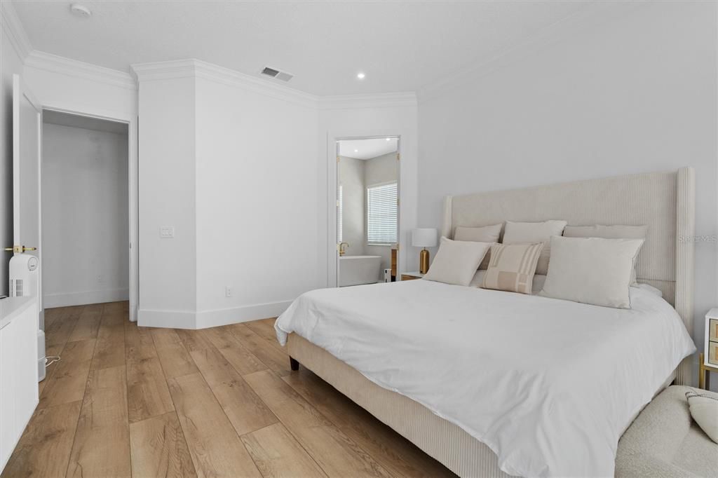 For Sale: $1,949,000 (6 beds, 5 baths, 4137 Square Feet)