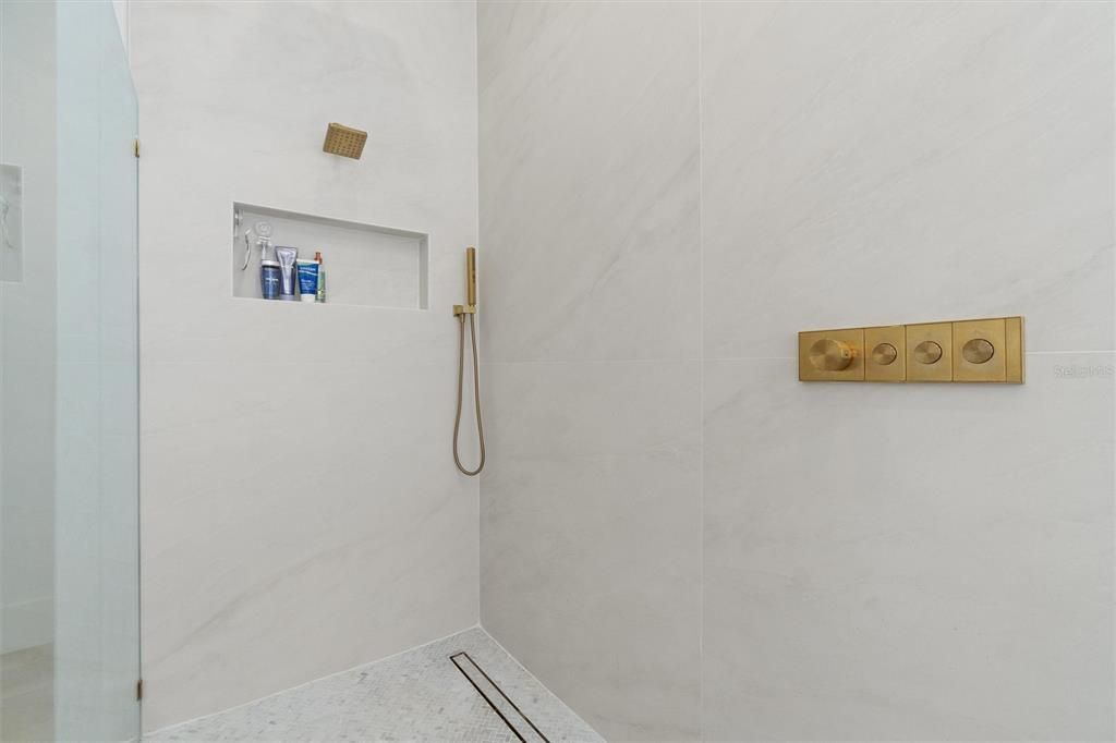 For Sale: $1,949,000 (6 beds, 5 baths, 4137 Square Feet)