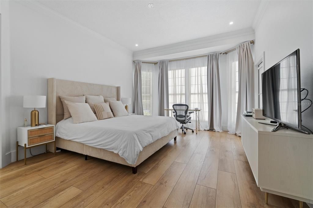 For Sale: $1,949,000 (6 beds, 5 baths, 4137 Square Feet)