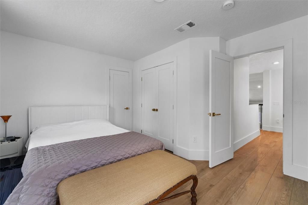 For Sale: $1,949,000 (6 beds, 5 baths, 4137 Square Feet)