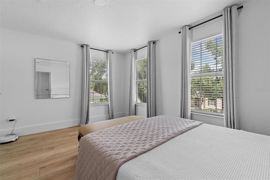 For Sale: $1,949,000 (6 beds, 5 baths, 4137 Square Feet)