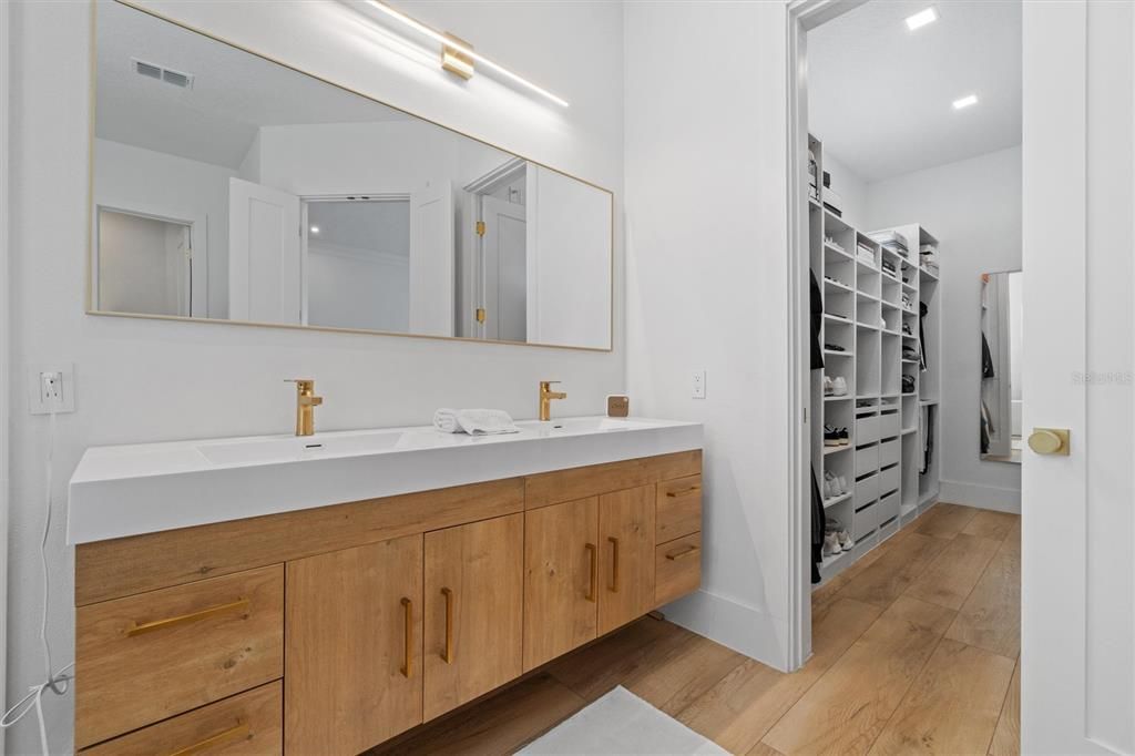 For Sale: $1,949,000 (6 beds, 5 baths, 4137 Square Feet)