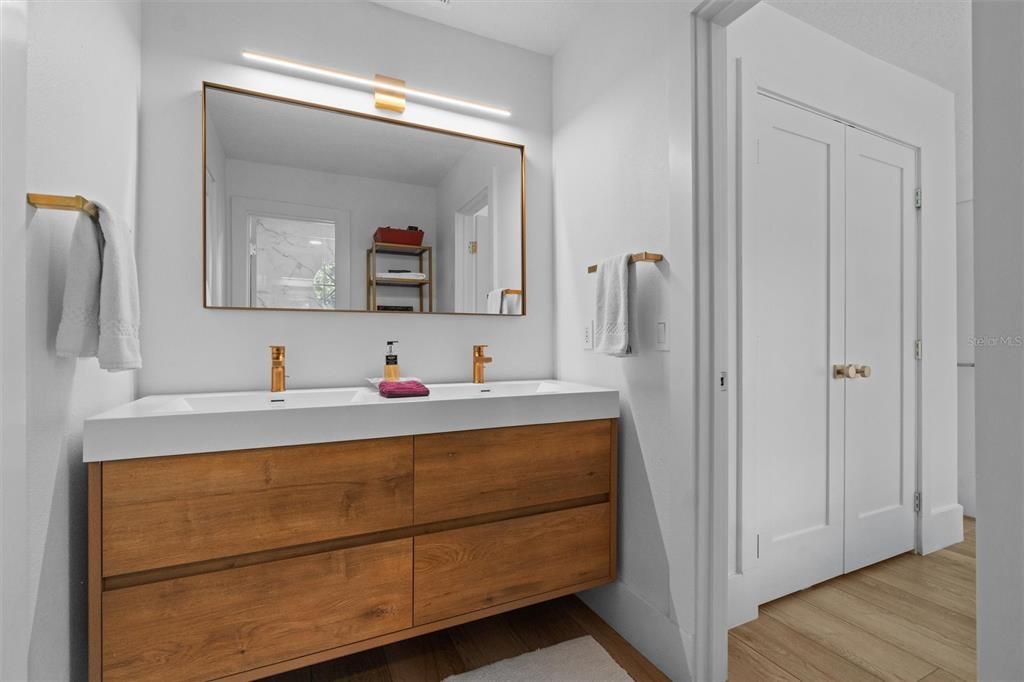 For Sale: $1,949,000 (6 beds, 5 baths, 4137 Square Feet)