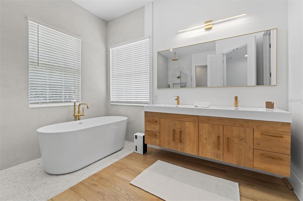 For Sale: $1,949,000 (6 beds, 5 baths, 4137 Square Feet)