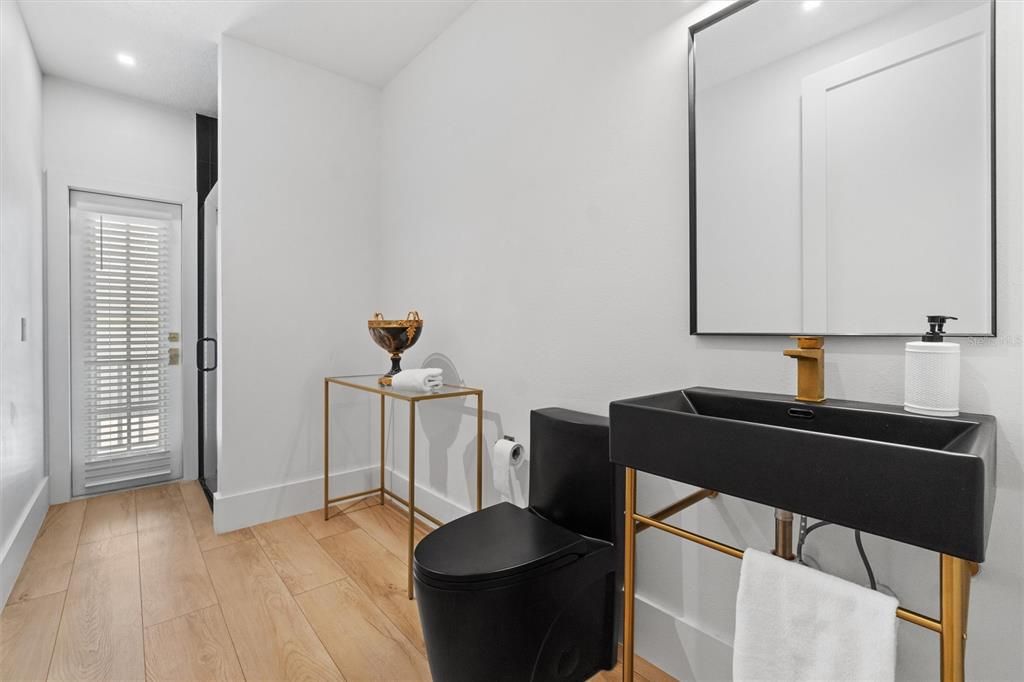 For Sale: $1,949,000 (6 beds, 5 baths, 4137 Square Feet)