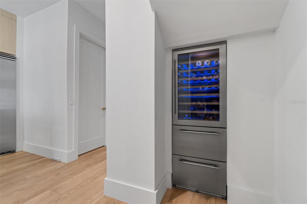 For Sale: $1,949,000 (6 beds, 5 baths, 4137 Square Feet)