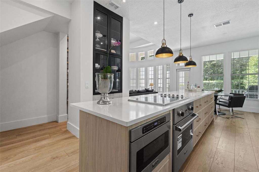 For Sale: $1,949,000 (6 beds, 5 baths, 4137 Square Feet)