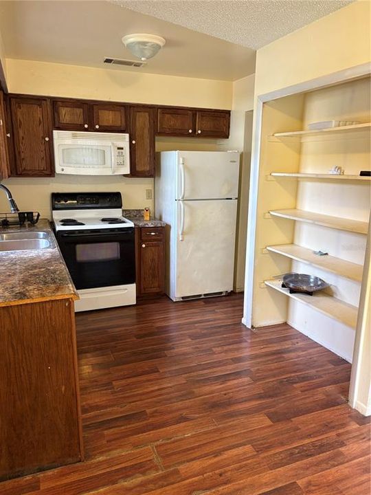 Под контрактом: $190,000 (3 спален, 2 ванн, 1292 Квадратных фут)