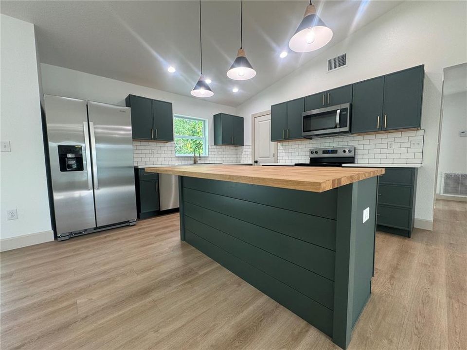 На продажу: $264,900 (3 спален, 2 ванн, 1483 Квадратных фут)