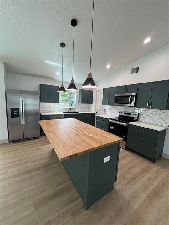 На продажу: $264,900 (3 спален, 2 ванн, 1483 Квадратных фут)