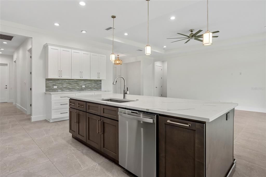 En Venta: $650,000 (3 camas, 3 baños, 2321 Pies cuadrados)