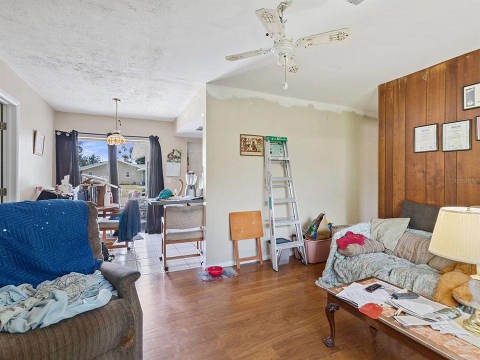 Под контрактом: $210,000 (3 спален, 2 ванн, 1526 Квадратных фут)