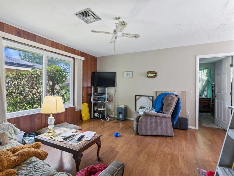 Под контрактом: $210,000 (3 спален, 2 ванн, 1526 Квадратных фут)