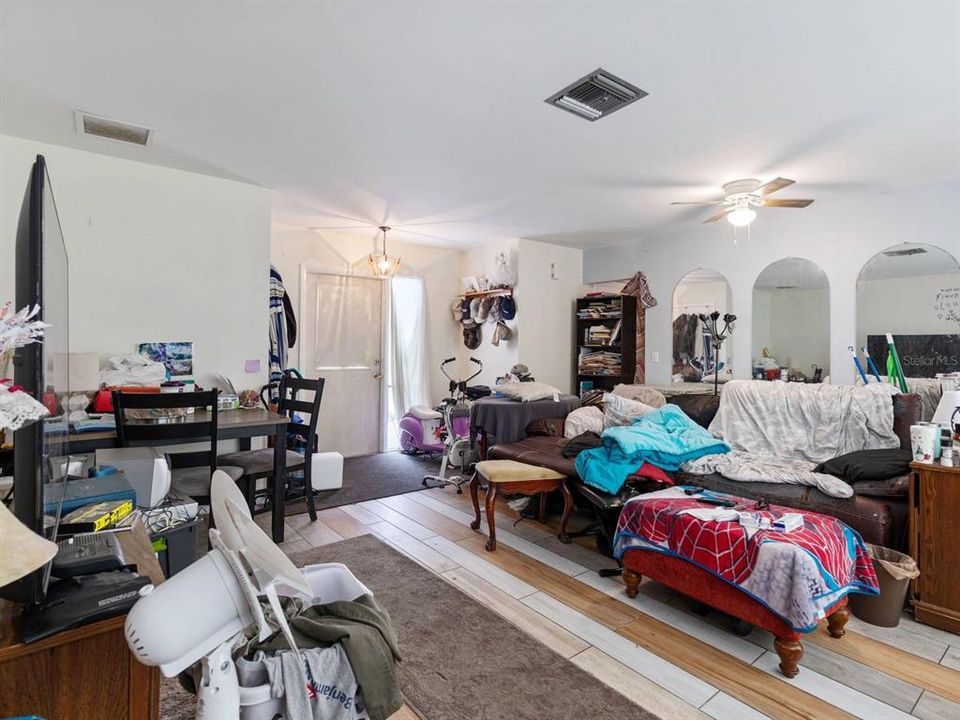 Под контрактом: $210,000 (3 спален, 2 ванн, 1526 Квадратных фут)