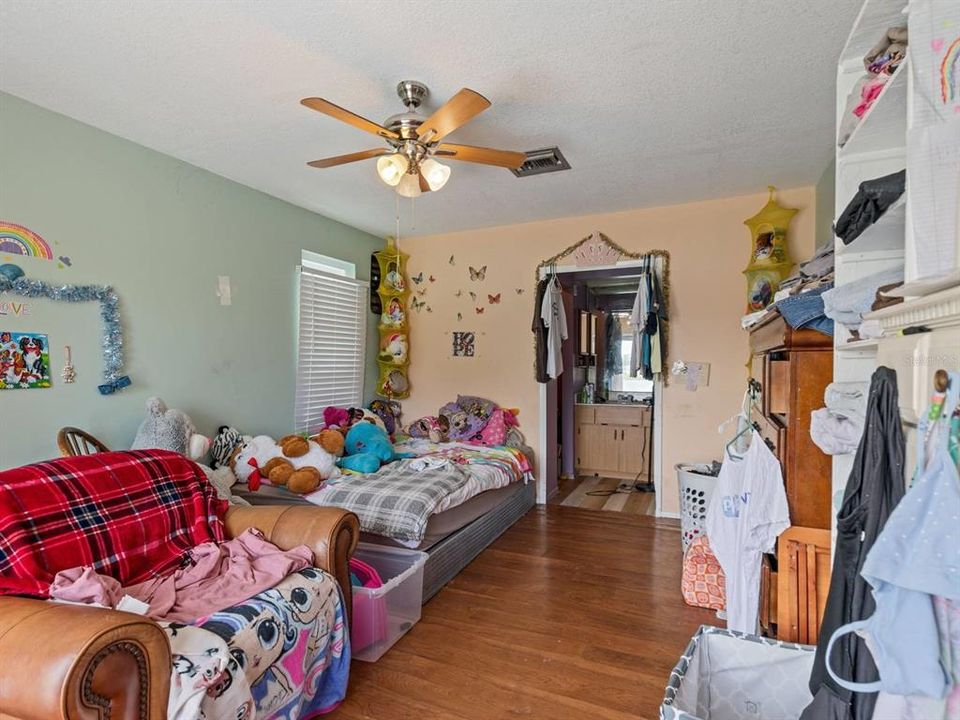 Под контрактом: $210,000 (3 спален, 2 ванн, 1526 Квадратных фут)