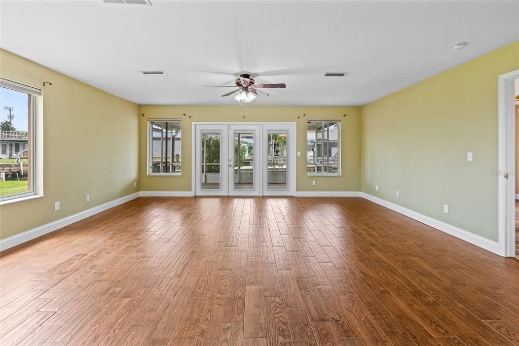 Под контрактом: $650,000 (3 спален, 2 ванн, 1704 Квадратных фут)