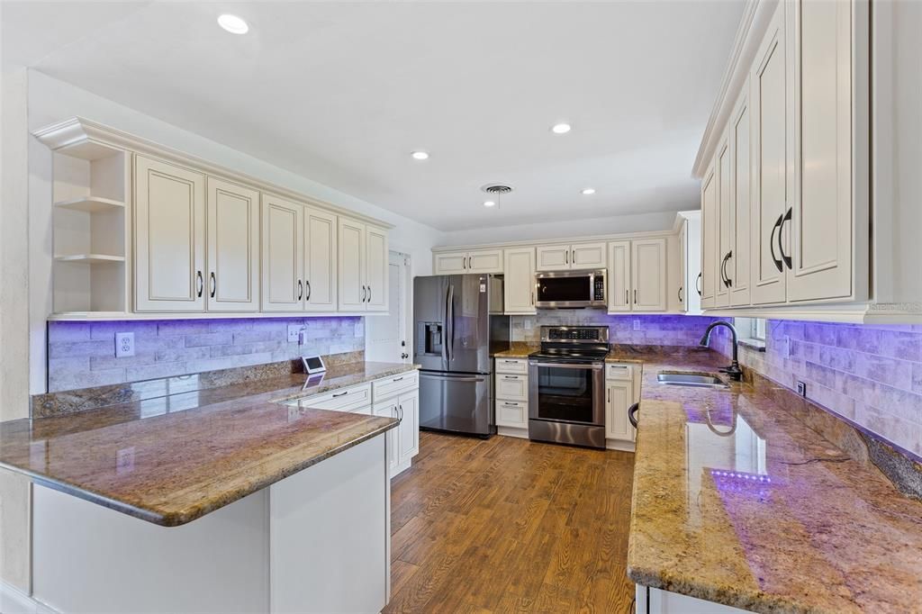 Под контрактом: $650,000 (3 спален, 2 ванн, 1704 Квадратных фут)