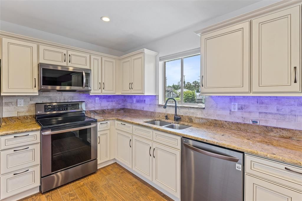 Под контрактом: $650,000 (3 спален, 2 ванн, 1704 Квадратных фут)