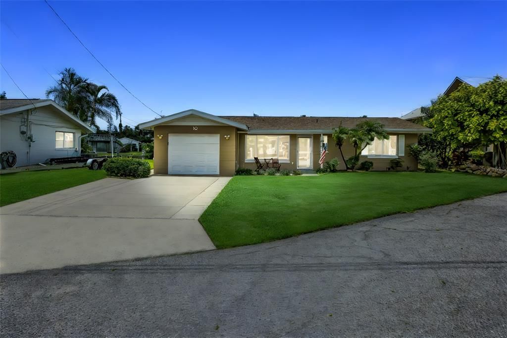 Под контрактом: $650,000 (3 спален, 2 ванн, 1704 Квадратных фут)