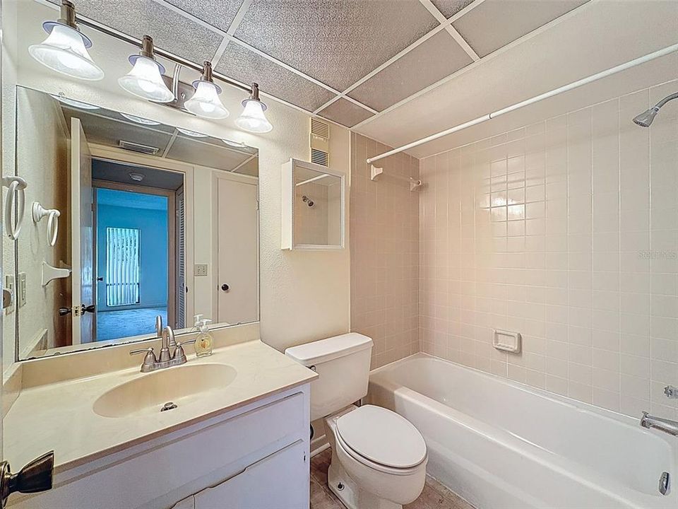 待售: $160,000 (2 贝兹, 2 浴室, 1220 平方英尺)