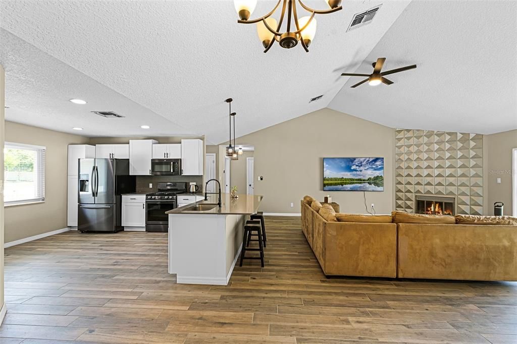 For Rent: $3,350 (4 beds, 2 baths, 1966 Square Feet)