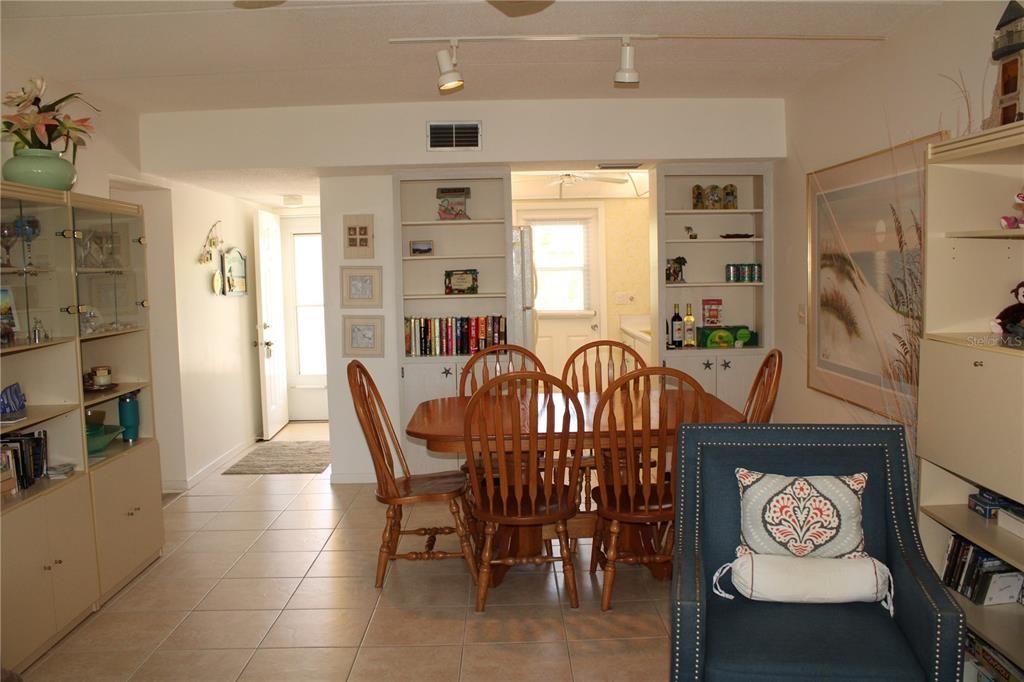 出租: $2,495 (2 贝兹, 2 浴室, 1007 平方英尺)