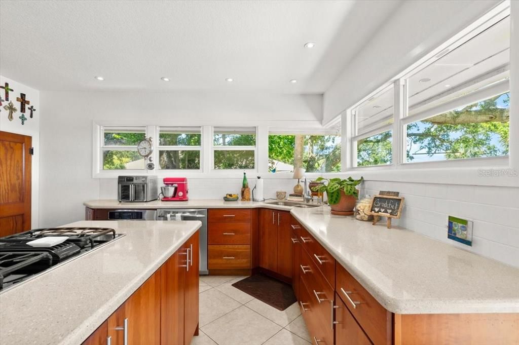 For Sale: $1,749,000 (3 beds, 3 baths, 1963 Square Feet)