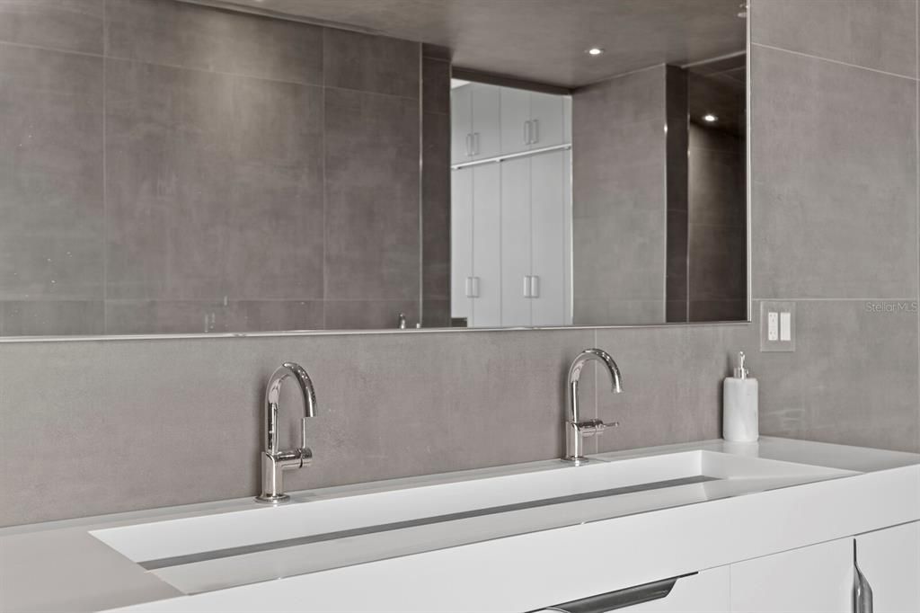 For Sale: $7,000,000 (3 beds, 3 baths, 4005 Square Feet)