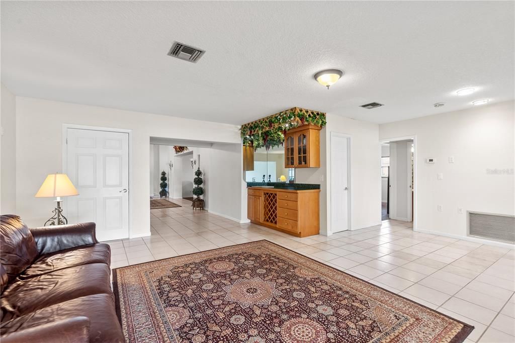 На продажу: $699,000 (5 спален, 3 ванн, 4887 Квадратных фут)