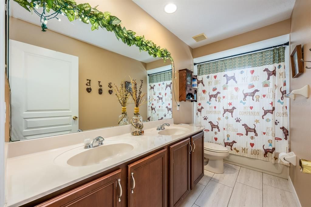 合同活跃: $770,000 (5 贝兹, 3 浴室, 3426 平方英尺)