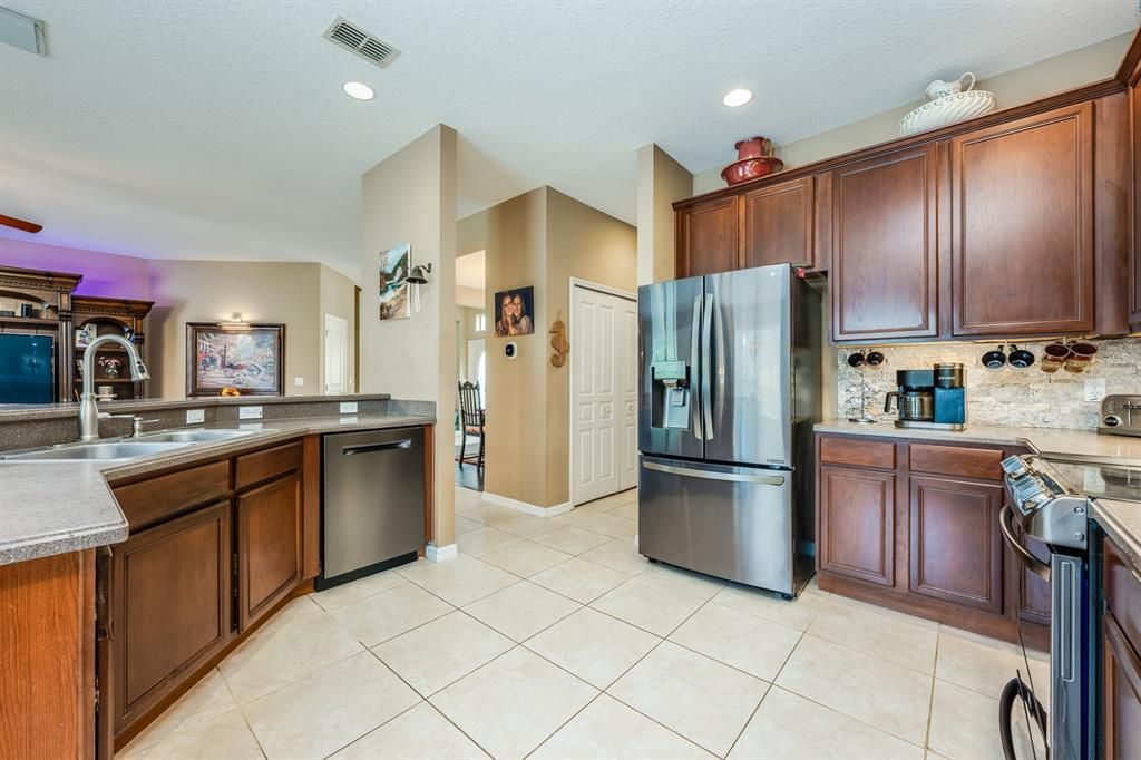 合同活跃: $770,000 (5 贝兹, 3 浴室, 3426 平方英尺)