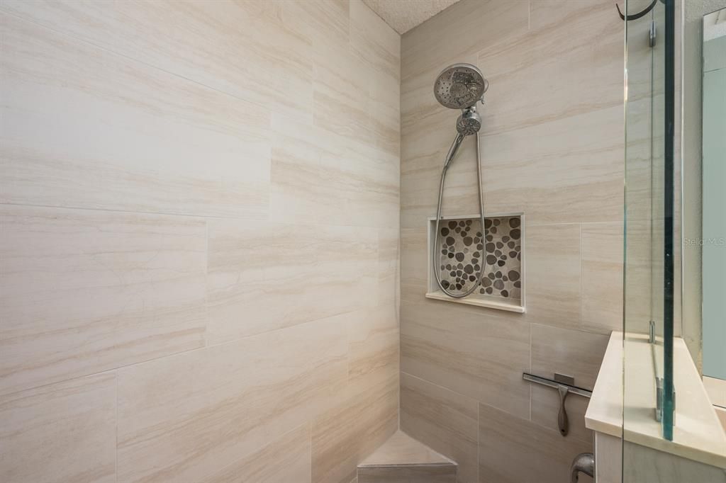 合同活跃: $770,000 (5 贝兹, 3 浴室, 3426 平方英尺)