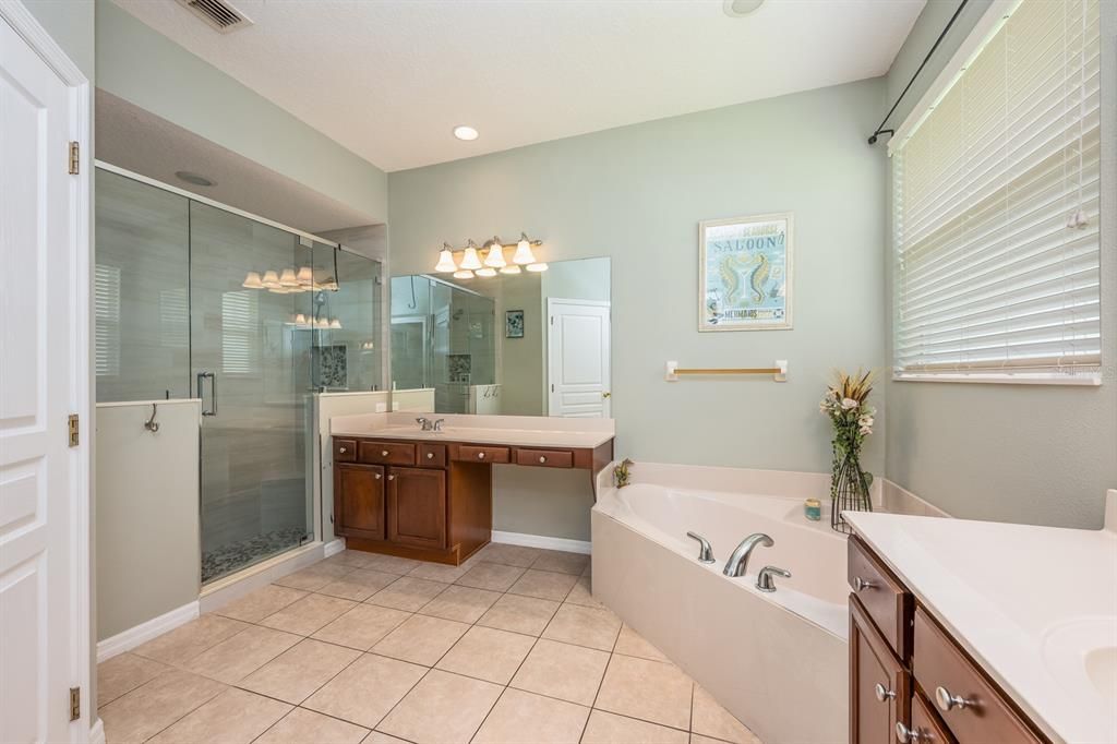 合同活跃: $770,000 (5 贝兹, 3 浴室, 3426 平方英尺)