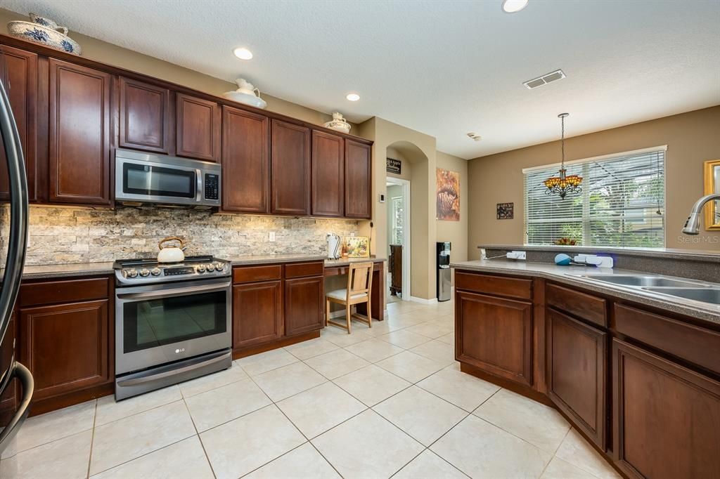 合同活跃: $770,000 (5 贝兹, 3 浴室, 3426 平方英尺)