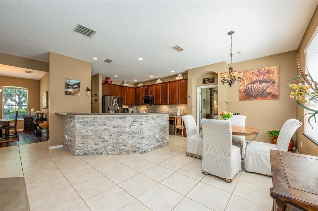 合同活跃: $770,000 (5 贝兹, 3 浴室, 3426 平方英尺)