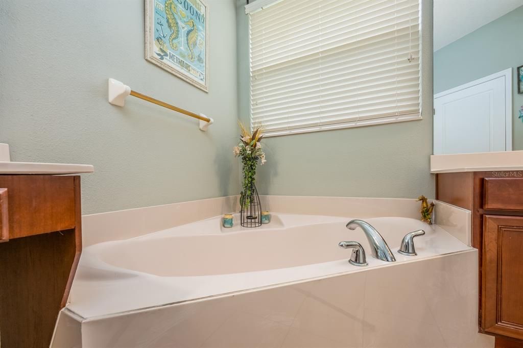 合同活跃: $770,000 (5 贝兹, 3 浴室, 3426 平方英尺)