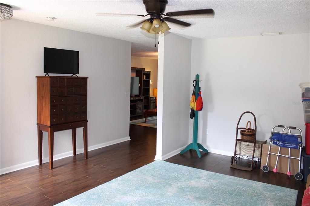 合同活跃: $189,900 (2 贝兹, 2 浴室, 1424 平方英尺)