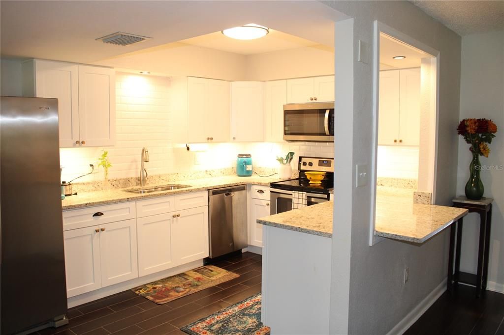 合同活跃: $189,900 (2 贝兹, 2 浴室, 1424 平方英尺)