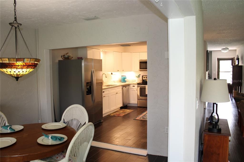 合同活跃: $189,900 (2 贝兹, 2 浴室, 1424 平方英尺)