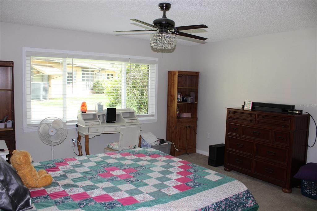 合同活跃: $189,900 (2 贝兹, 2 浴室, 1424 平方英尺)